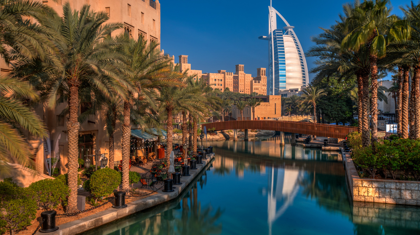 découvrez les destinations incontournables d'abou dhabi et de dubaï, deux joyaux des émirats arabes unis. plongez dans l'architecture moderne, la culture fascinante, et les paysages époustouflants qui font de ces villes une expérience unique. préparez votre voyage et explorez les merveilles de ces destinations prisées.