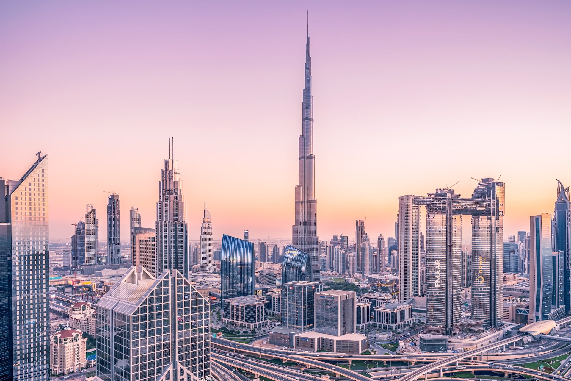 découvrez les salaires liés aux cryptomonnaies à dubaï, une ville qui attire les professionnels du secteur grâce à ses opportunités économiques uniques et son environnement favorable aux nouvelles technologies. explorez les tendances, les perspectives de carrière et les avantages de travailler dans l'univers des cryptomonnaies à dubaï.