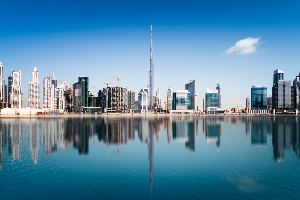 découvrez les températures extrêmes de dubaï, une ville où la chaleur intense peut atteindre des sommets vertigineux. informez-vous sur les conditions climatiques et les meilleures périodes pour visiter cette métropole impressionnante.