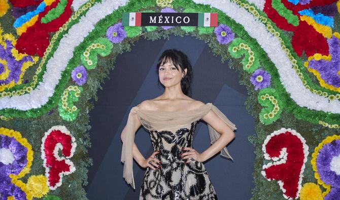 découvrez jenna ortega et son style unique avec ses bijoux de dubaï au mexique. plongez dans l'univers glamour de l'actrice et explorez comment ses accessoires sophistiqués ajoutent une touche d'élégance à ses apparitions. ne manquez pas les dernières tendances qu'elle arbore dans ses escapades mexicaines.