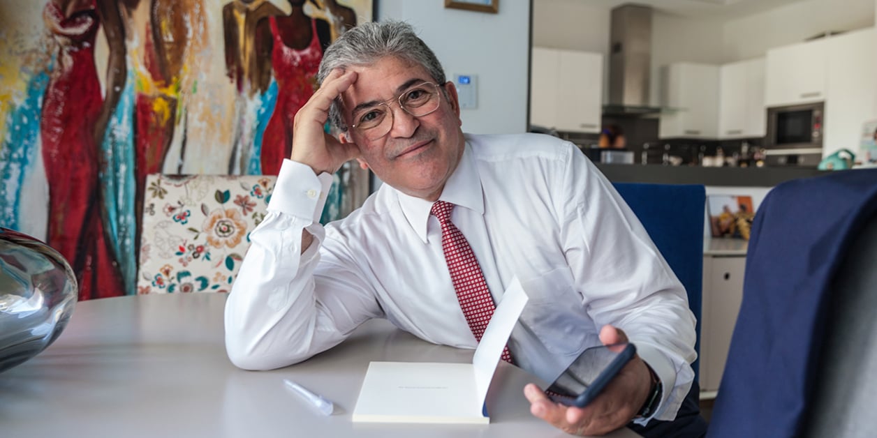 découvrez kamel akrout, une personnalité emblématique de dubaï, et plongez dans son univers extravagant et inspirant. explorez ses projets innovants et son impact sur la scène économique et culturelle de la ville.