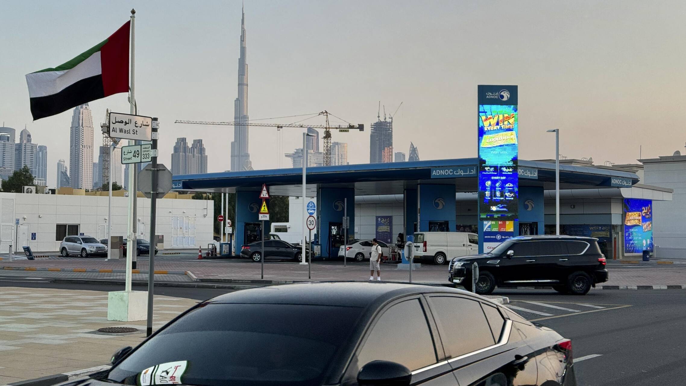découvrez comment paris et dubaï font face aux défis des températures extrêmes. plongée fascinante dans les adaptations climatiques, les infrastructures et les modes de vie des habitants de ces deux villes emblématiques face aux changements climatiques.