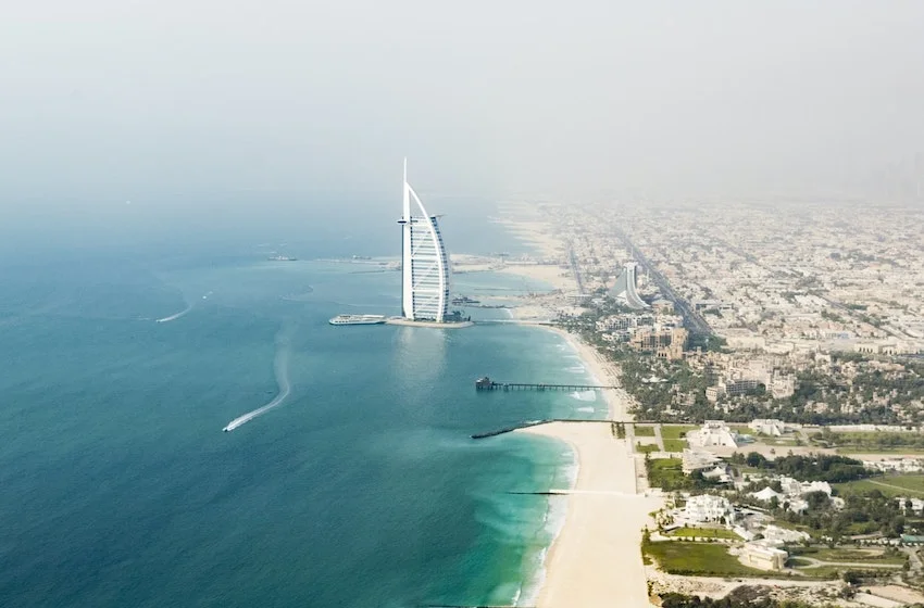 découvrez les dernières tendances et styles lors de la semaine de la mode à dubaï en septembre. ne manquez pas cet événement incontournable qui réunit créateurs, mannequins et passionnés de mode pour célébrer l'innovation et le luxe dans l'univers de la mode.
