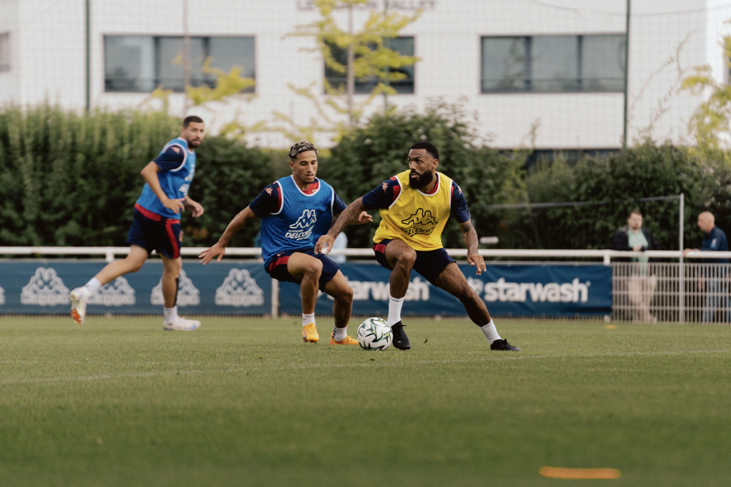 découvrez pourquoi yann m'vila a choisi de refuser une offre lucrative de dubaï pour rejoindre le sm caen. plongez dans les raisons de cette décision surprenante qui marque un tournant dans sa carrière.