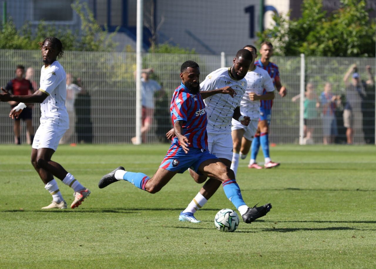 découvrez pourquoi yann m'vila a choisi de rejoindre sm caen plutôt que de poursuivre une carrière à dubaï. plongez dans les raisons de ce choix audacieux et les ambitions du joueur au sein du club normand.