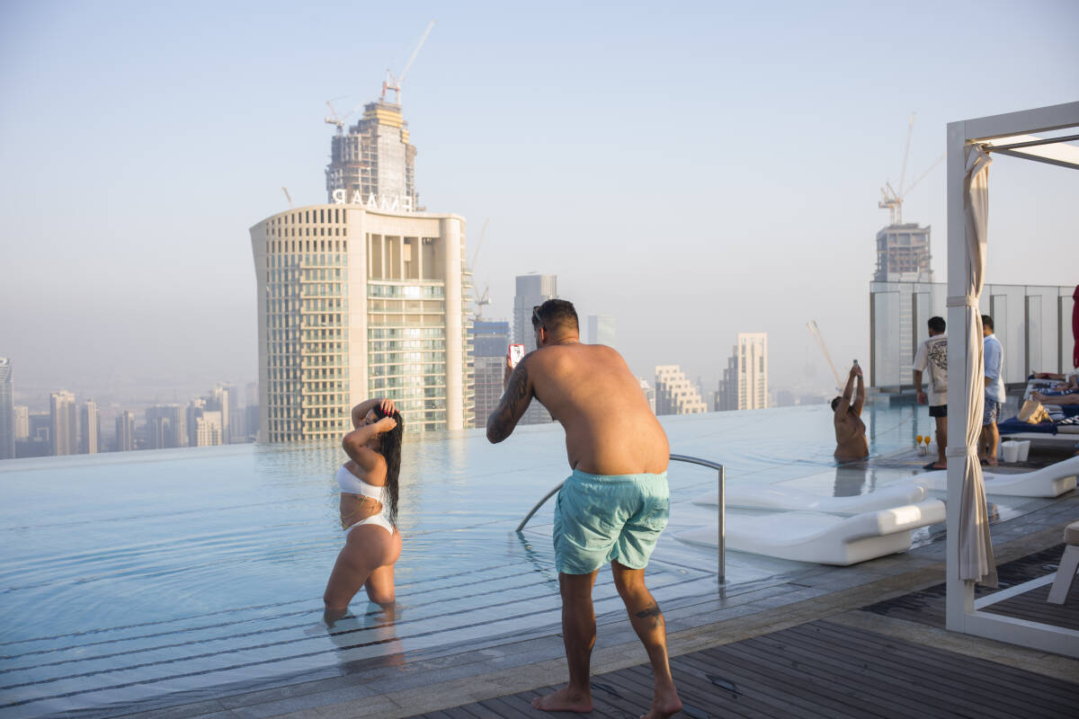 découvrez dubaï, cette ville fascinante où les amours interdits prennent vie. plongez dans un monde d'escapades secrètes et de passions inavouées, tout en explorant les contrastes culturels entre tradition et modernité.