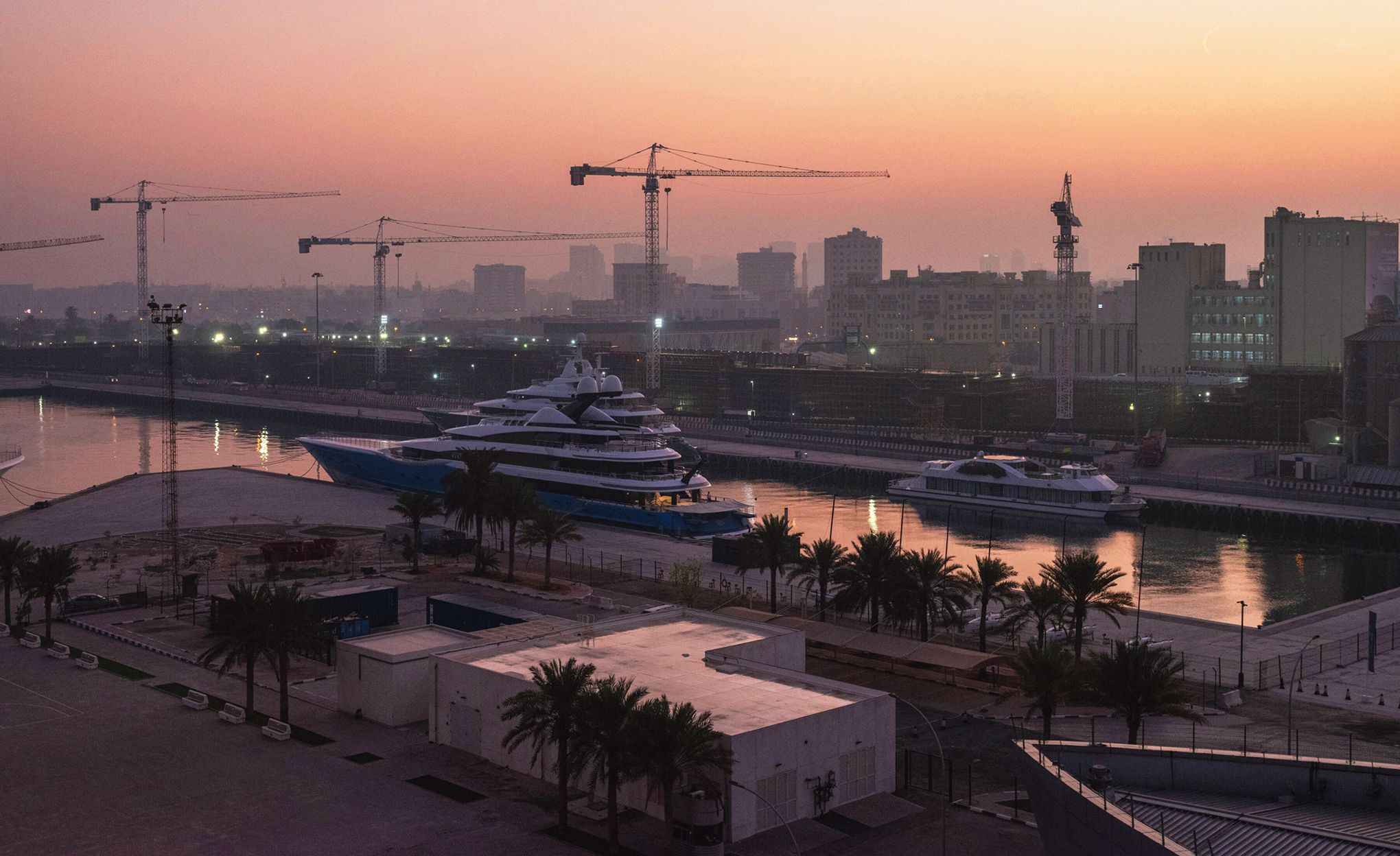 découvrez dubai, un véritable eldorado pour les amours interdits où passion et mystère se conjuguent au cœur des dunes dorées. explorez les relations secrètes et les histoires d'amour audacieuses qui s'épanouissent dans cette ville fascinante, où les traditions et la modernité se rencontrent.