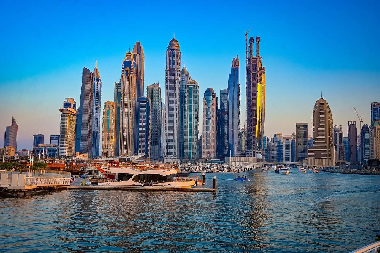 découvrez comment dubaï attire les jeunes allemands à la recherche d'aventures, d'opportunités professionnelles et d'une vie nocturne animée. plongez dans cette métropole dynamique qui allie modernité et traditions, tout en explorant les raisons pour lesquelles elle devient un foyer prisé pour la jeunesse allemande.