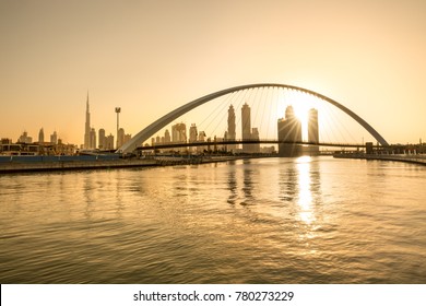 découvrez l'incroyable beauté du paysage à dubaï avec l'horizon doré, un lieu où le luxe et la modernité se rencontrent. explorez les merveilles de cette destination emblématique, des gratte-ciels scintillants aux plages dorées, pour une expérience inoubliable au cœur du moyen-orient.