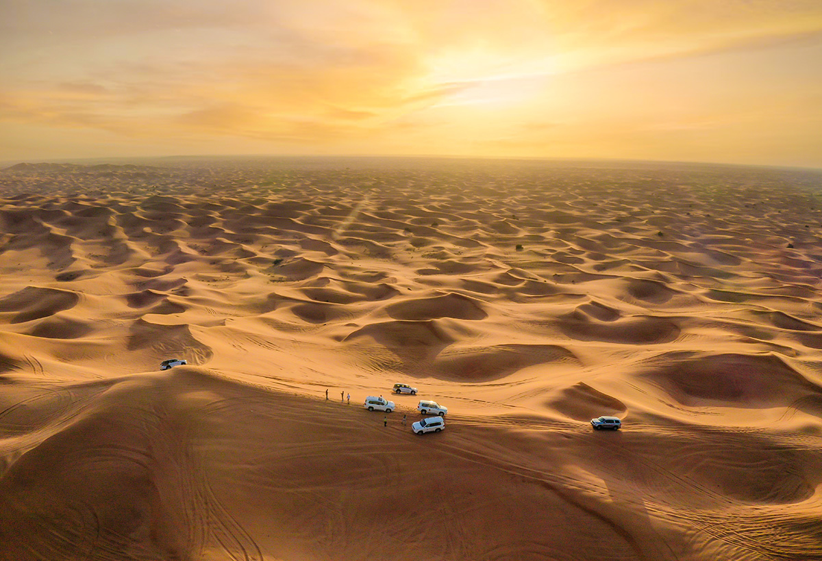 découvrez les merveilles du désert de dubaï, un véritable oasis d'aventure où dunes dorées, paysages époustouflants et expériences culturelles authentiques vous attendent. partez à la rencontre de la magie du désert et explorez ses trésors cachés.