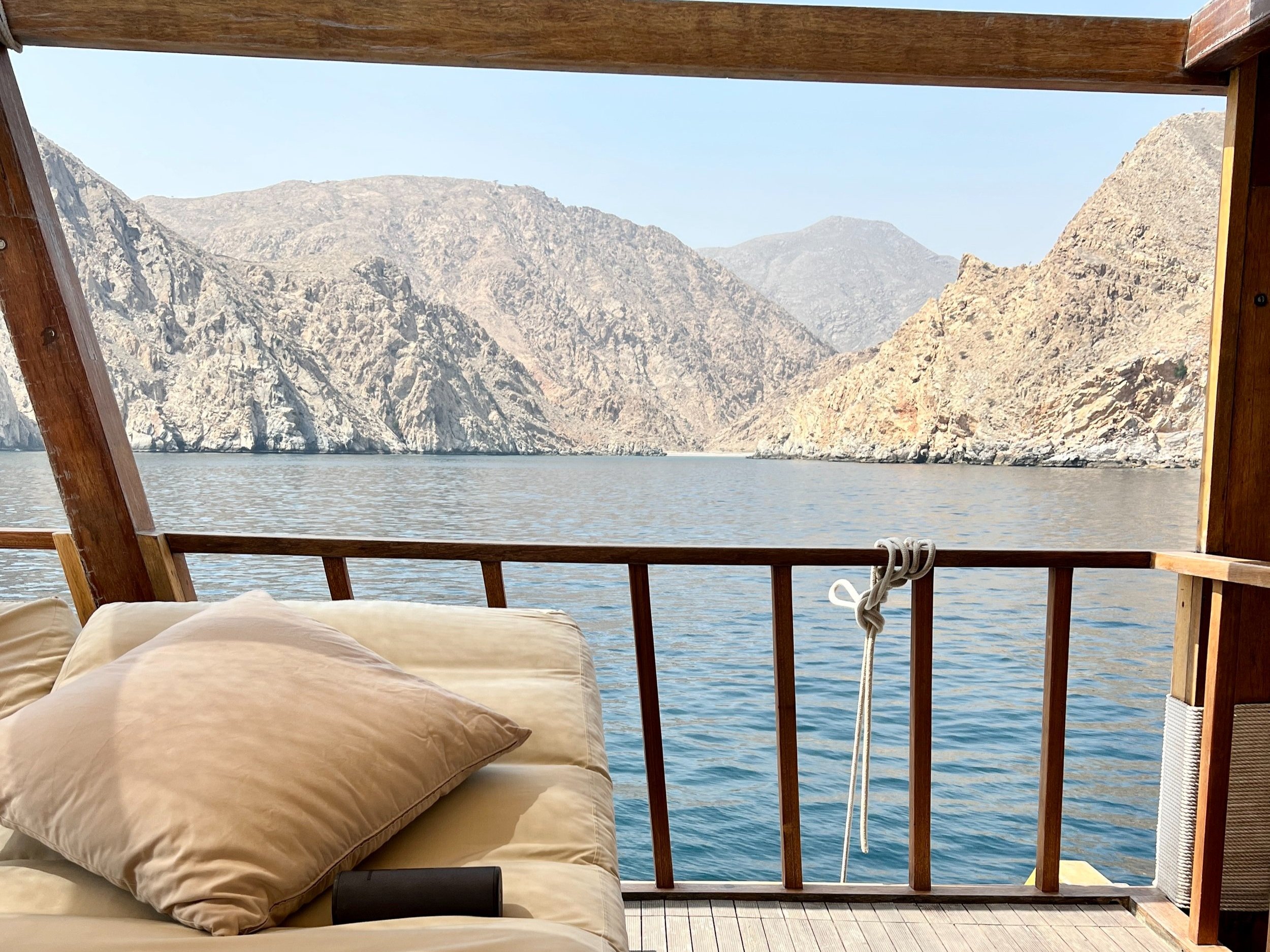 découvrez le secret six senses zighy bay, un refuge de luxe niché entre montagnes et plage, offrant une expérience unique de bien-être et de relaxation. plongez dans un univers où la nature rencontre le confort moderne, avec des villas privées, des spas enchanteurs et une gastronomie raffinée, tout en savourant la tranquillité des paysages époustouflants.