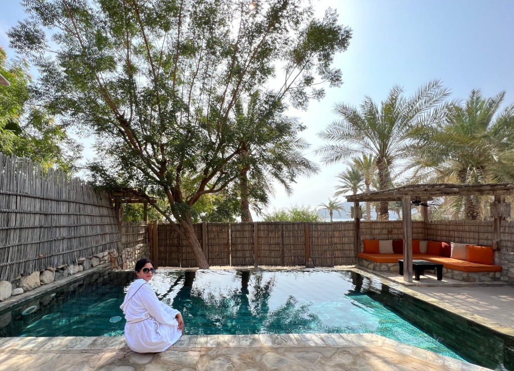 découvrez le secret six senses zighy bay, un havre de paix niché entre mer et montagnes à oman. profitez d'un luxe inégalé, de villas privées, de spas réinventés et d'une cuisine gourmet, tout en vous immergeant dans la beauté naturelle et la culture locale. une expérience inoubliable vous attend.