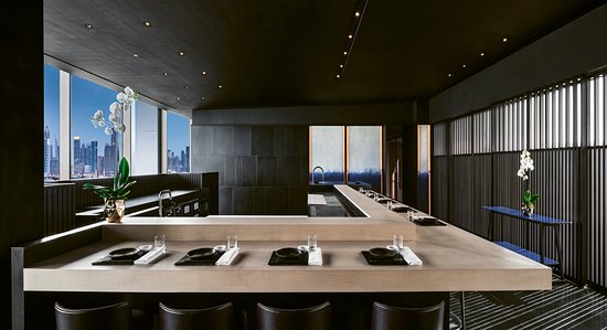 découvrez l'authentique expérience omakase à dubaï, où chaque plat est soigneusement préparé par des chefs talentueux. savourez une sélection de mets raffinés et plongez dans un voyage culinaire unique qui éveillera vos sens.