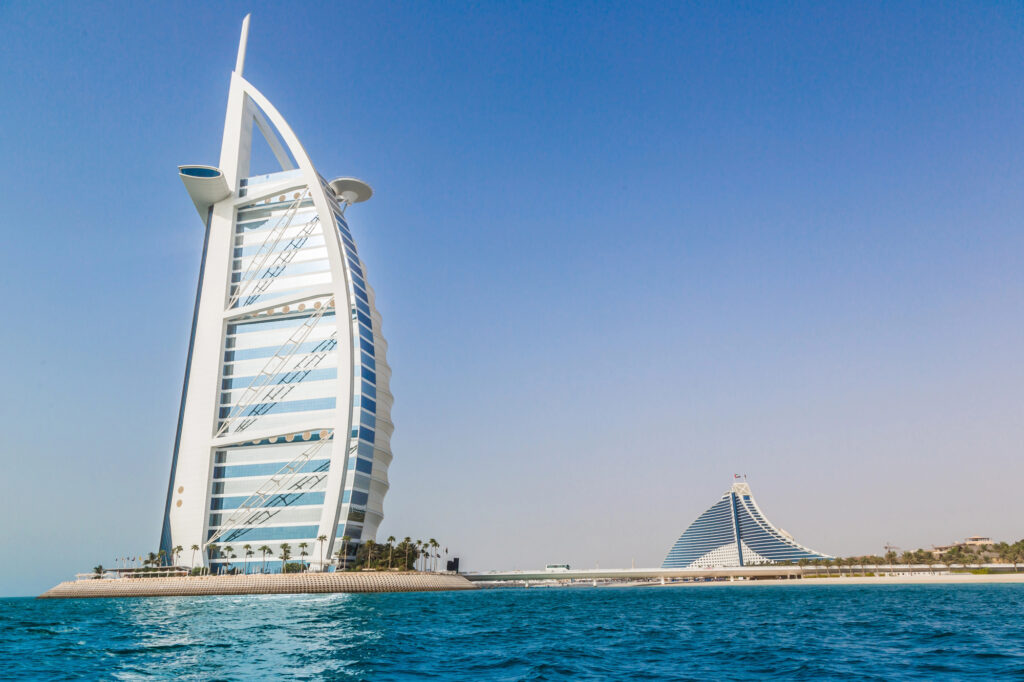 découvrez le burj al arab, véritable symbole du tourisme à dubaï. avec son architecture emblématique en forme de voile, cet hôtel de luxe offre une expérience inégalée entre raffinement et panorama exceptionnel sur la mer. plongez dans l'univers fascinant de dubaï en visitant cette merveille architecturale.