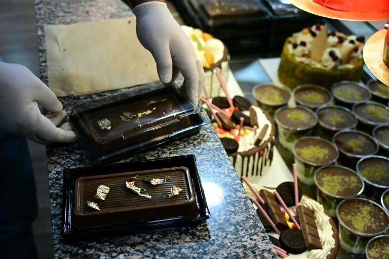 découvrez l'obsession du chocolat à dubaï, une délicieuse aventure gourmande qui célèbre les saveurs exquises et l'artisanat chocolatier. plongez dans l'univers captivant des créations chocolatières et laissez-vous séduire par l'alliance parfaite entre tradition et innovation au cœur de cette ville fascinante.