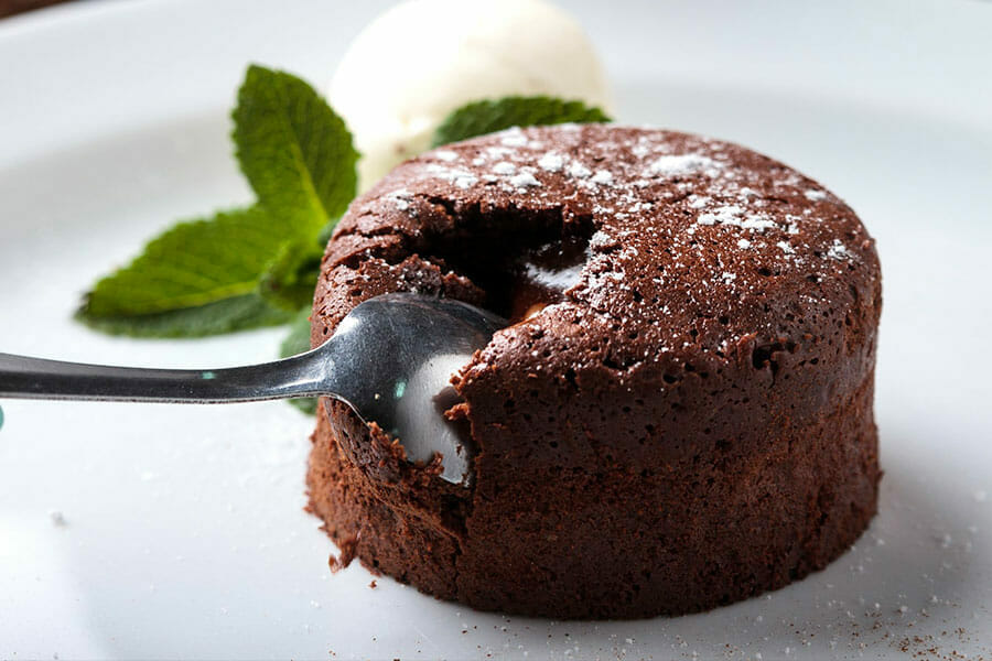 découvrez l'irrésistible plaisir du chocolat fondant, une délicieuse douceur qui fond en bouche et ravit les gourmets. parfait pour les moments de gourmandise, ce dessert chocolaté est une véritable invitation au bonheur sucré.