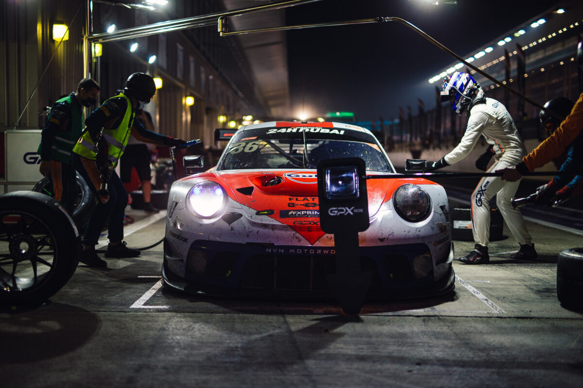 découvrez l'événement légendaire des 24h du mans à dubaï, une course emblématique qui allie vitesse, stratégie et passion. plongez dans l'univers fascinant de l'endurance automobile, où les pilotes s'affrontent pour la victoire au cœur d'une des villes les plus dynamiques du monde.