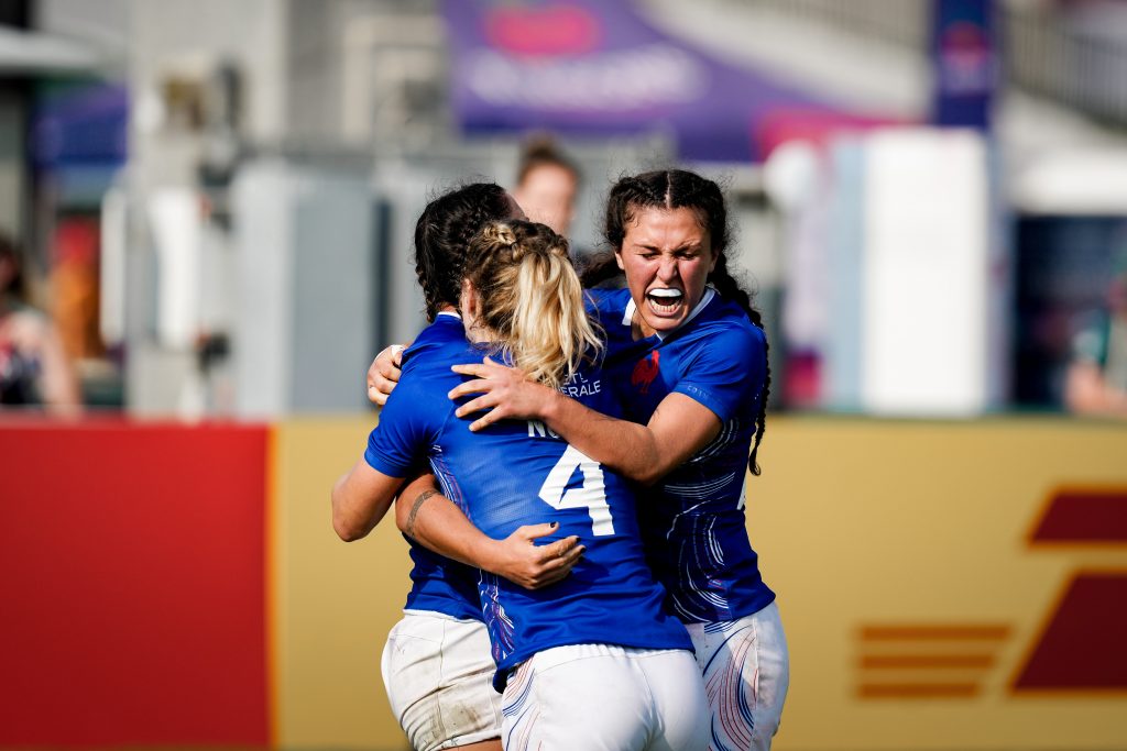 découvrez le match captivant à dubaï, mettant en vedette les podiums bleus. plongez dans l'énergie et l'excitation d'une compétition unique, où le talent et le style se rencontrent dans un décor éblouissant.
