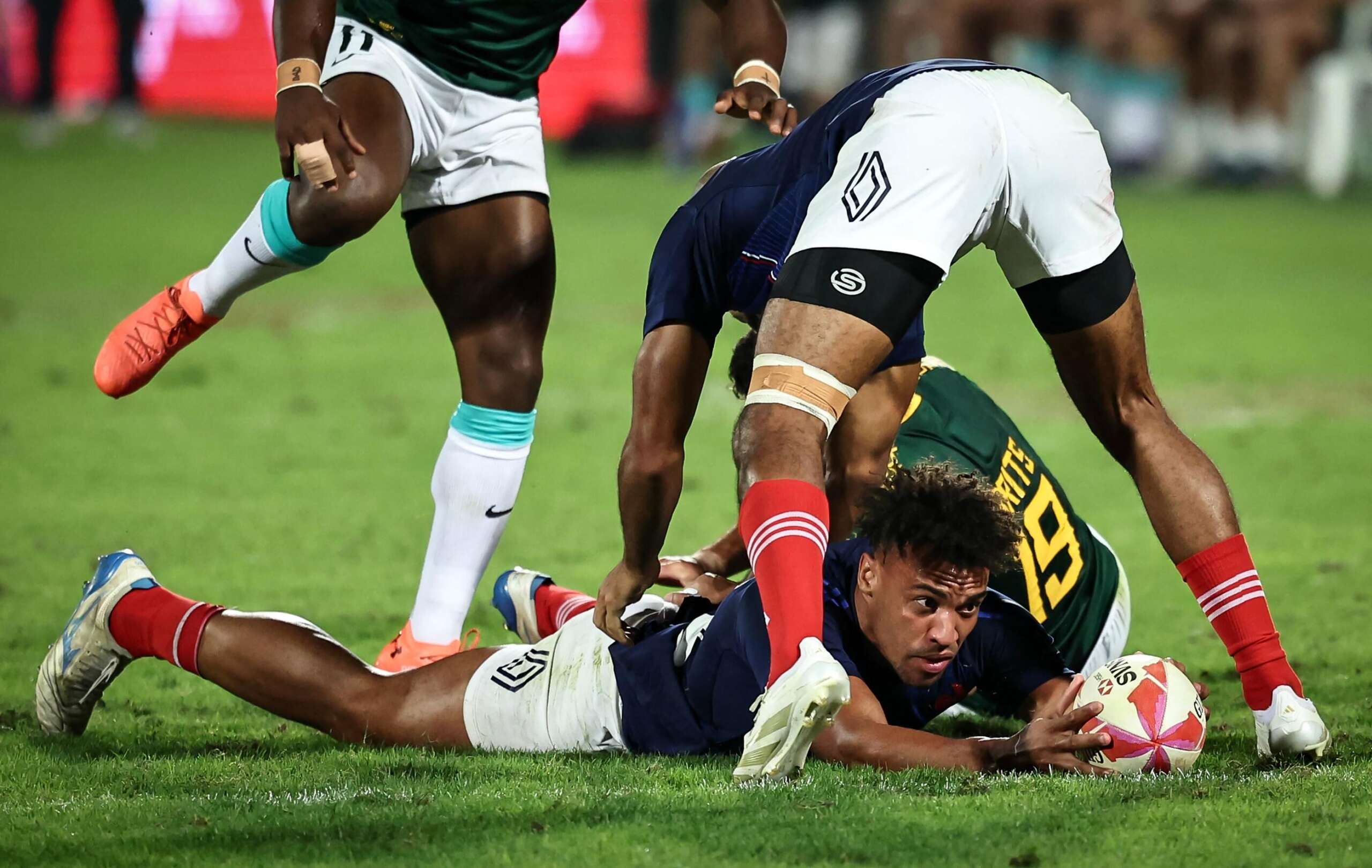 découvrez le match captivant à dubaï où les podiums bleus illuminent la scène sportive. suivez les moments forts et l'intensité du jeu dans un cadre exceptionnel.