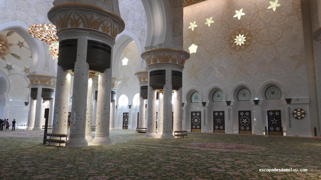 découvrez la majestueuse mosquée de dubaï, un symbole d'énergie et d'innovation architecturale. visitez ce lieu spirituel unique qui allie traditions islamiques et technologies modernes, tout en offrant un cadre paisible pour la prière et la contemplation.