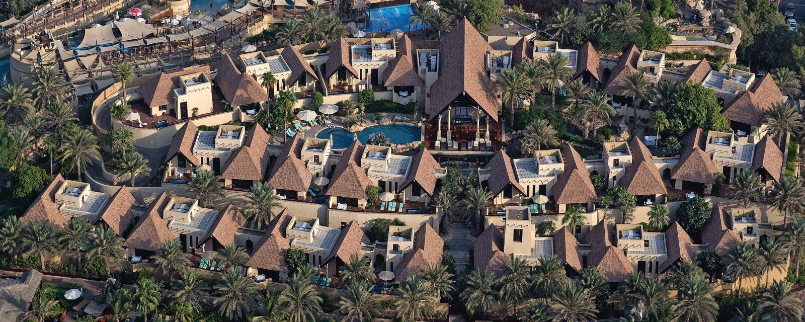 découvrez les somptueuses villas al bahar à jumeirah, dubaï, alliant luxe, confort et vue imprenable sur la mer. idéales pour des vacances inoubliables, ces villas offrent un cadre résidentiel prestigieux à proximité des attractions emblématiques de dubaï.