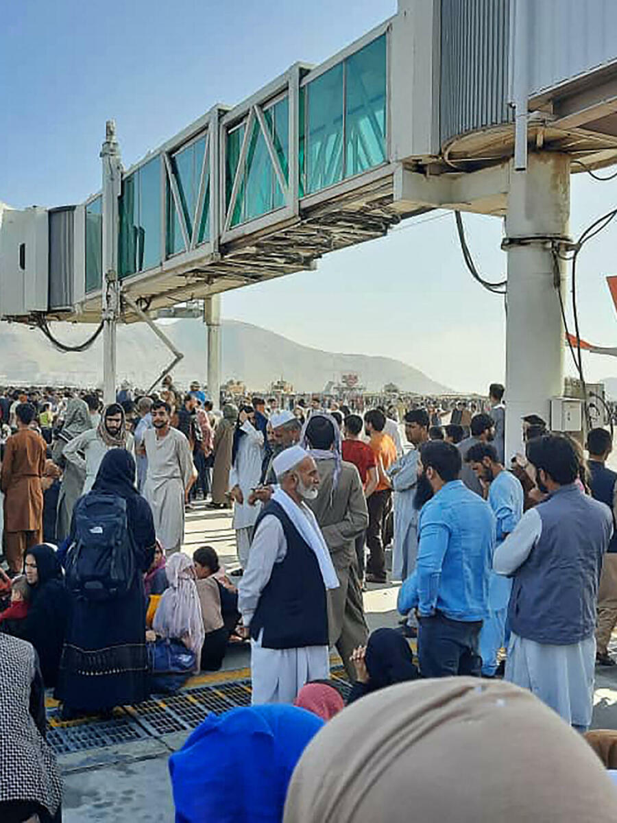 découvrez le récit captivant du chaos sur le vol dubai-moscou, mêlant anecdotes surprenantes et témoignages inédits d'une expérience de voyage hors du commun.